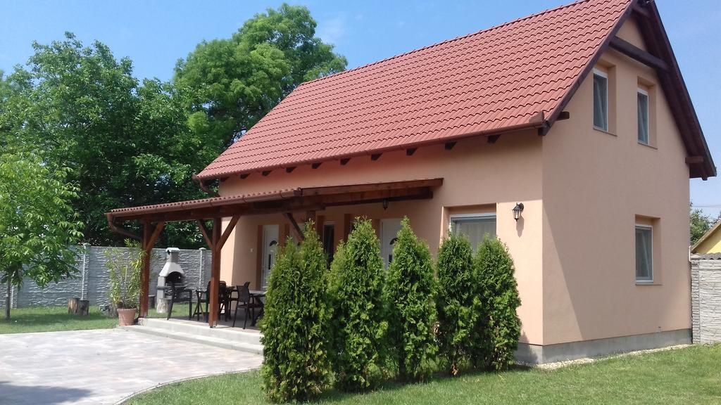 Eszter Apartmanhaz Hajduszoboszlo Luaran gambar