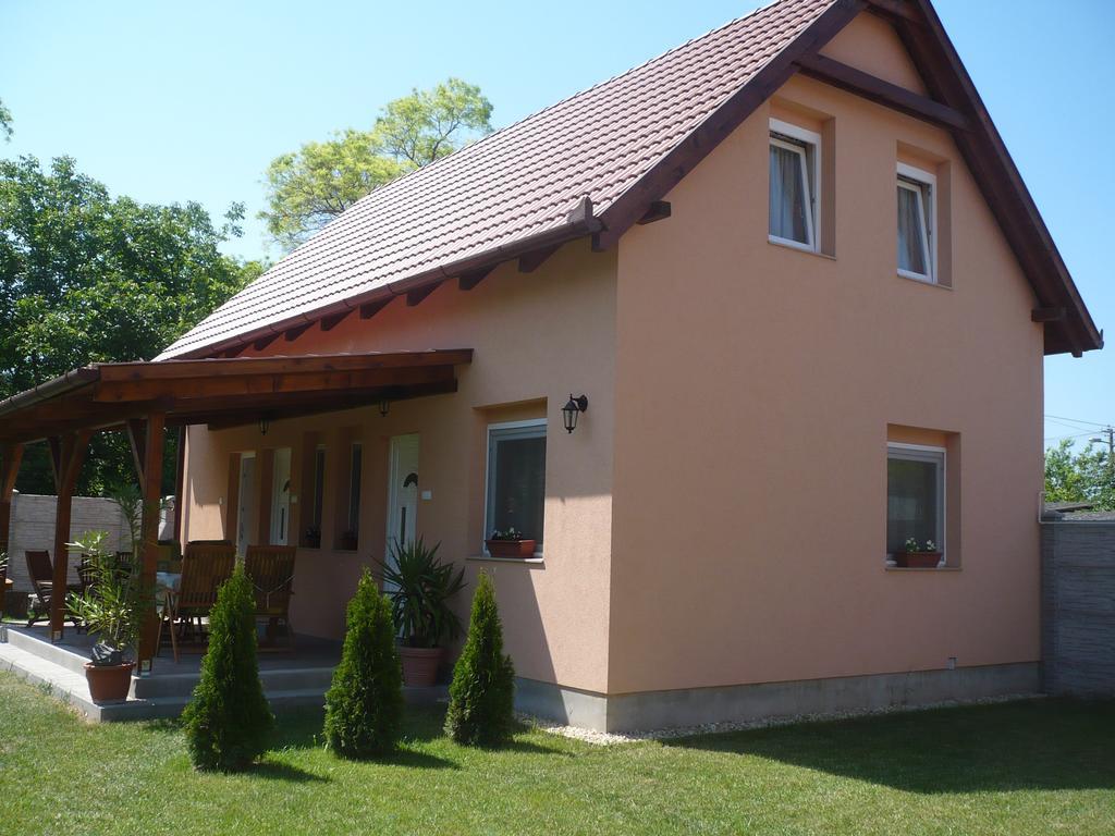 Eszter Apartmanhaz Hajduszoboszlo Luaran gambar